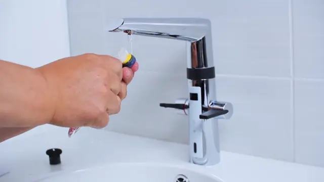 Oras Optima - Smart kitchen faucet - cleaning the aerator